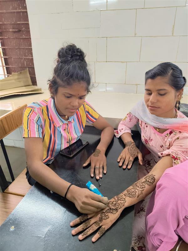 युवा उत्सव कार्यक्रम में रंगोली